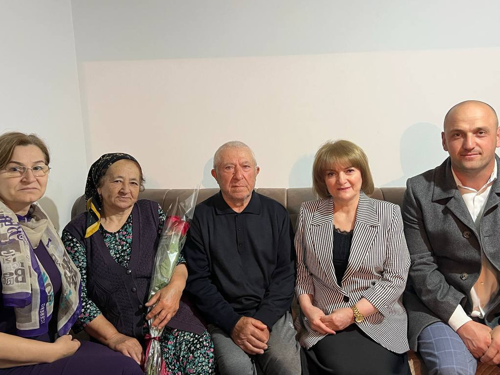 По поручению главы Южно-Сухокумска Сеидахмеда Мамадова в День семьи поздравили семьи, проживающие в браке 50 и более лет